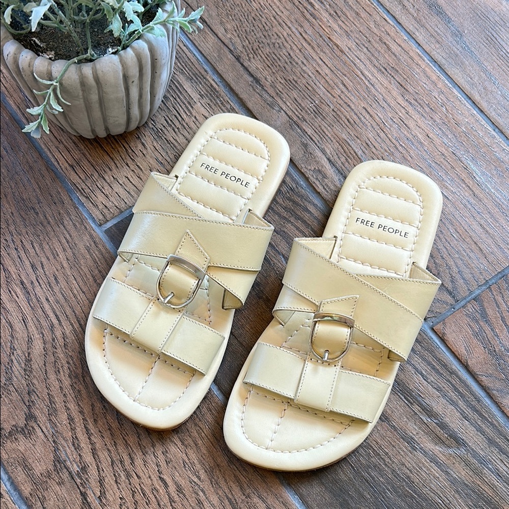 Free People / NWT Sandals